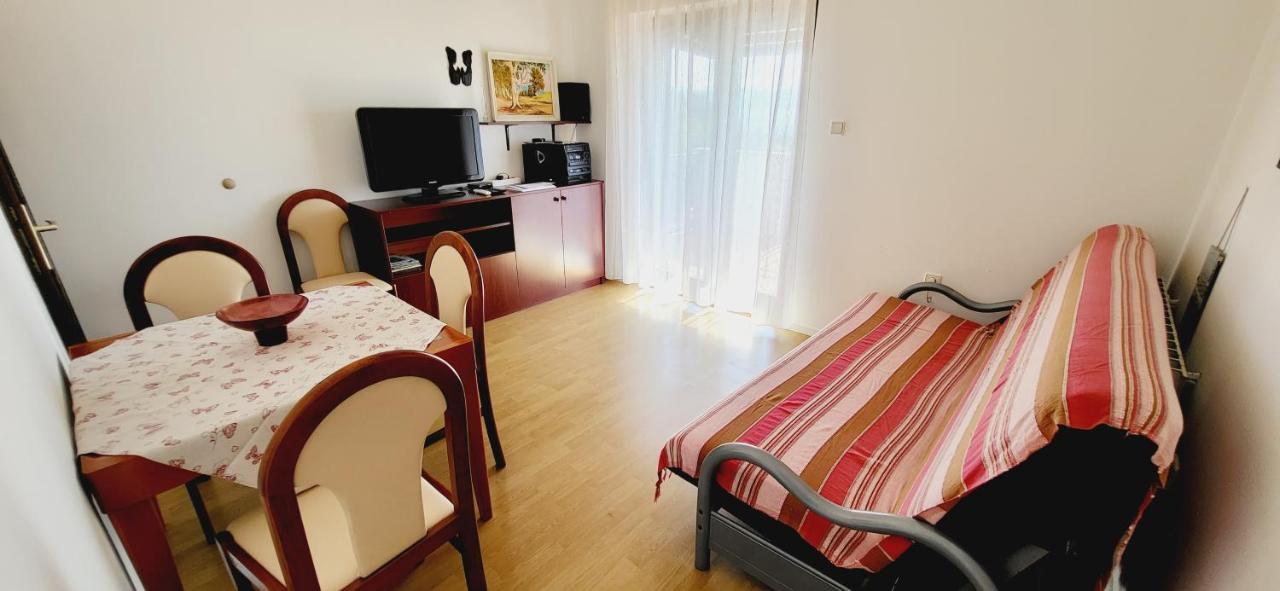 Apartments Italo By El-Pi Tours Njivice Exterior foto